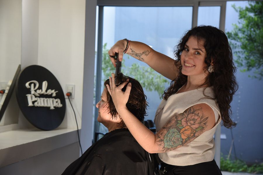 (audio) Daiana Holgado, la peluquera andante de La Pampa