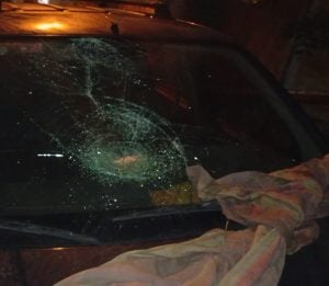 Obstruyó el ingreso a un garage y rompió el parabrisas con un criquet