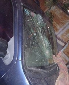 Obstruyó el ingreso a un garage y rompió el parabrisas con un criquet