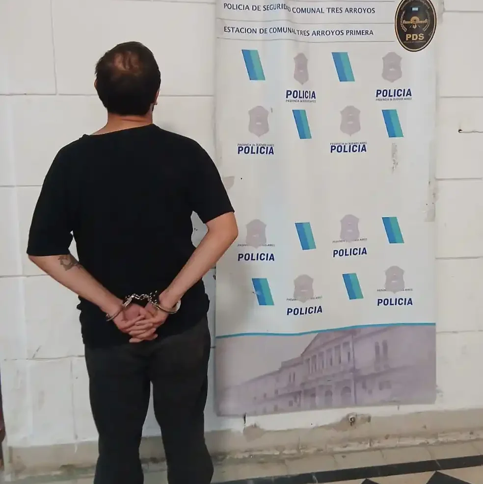 Preso por golpear a un anciano en la calle