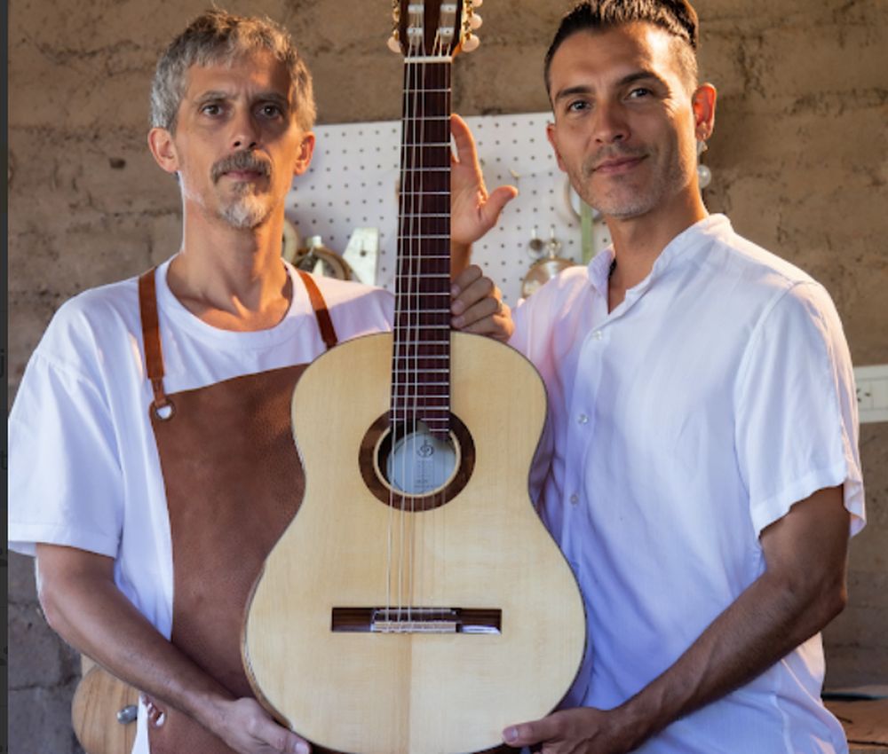 (audio) Un músico y un luthier mendocinos crearon un innovador modelo de guitarra
