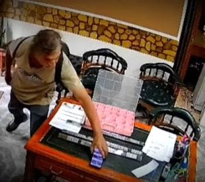 Insólito robo a una funeraria: se llevó un celular, una placa y seis tazas de café