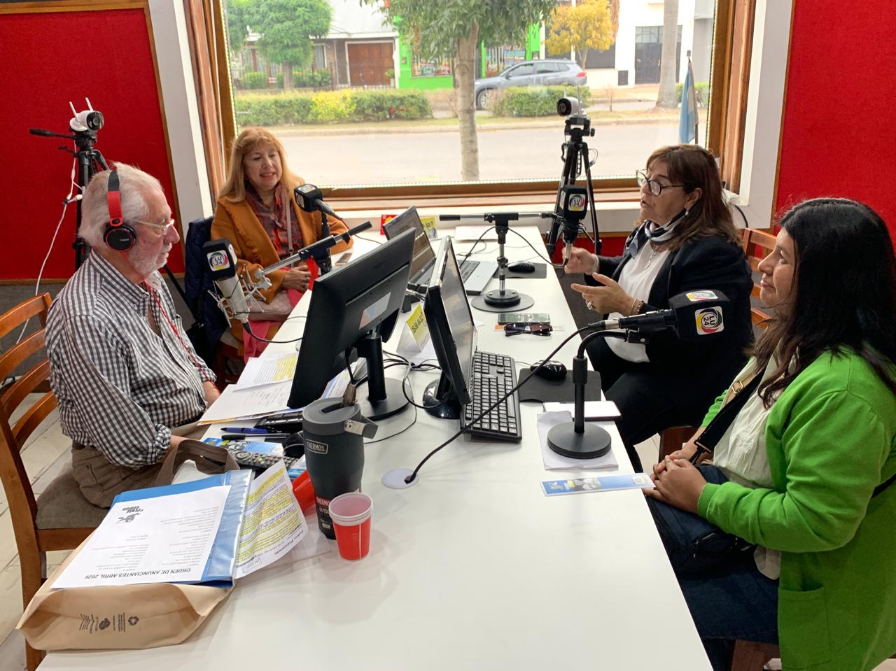 Docentes y artistas de la exposición del MUBATA pasaron por El Perseguidor