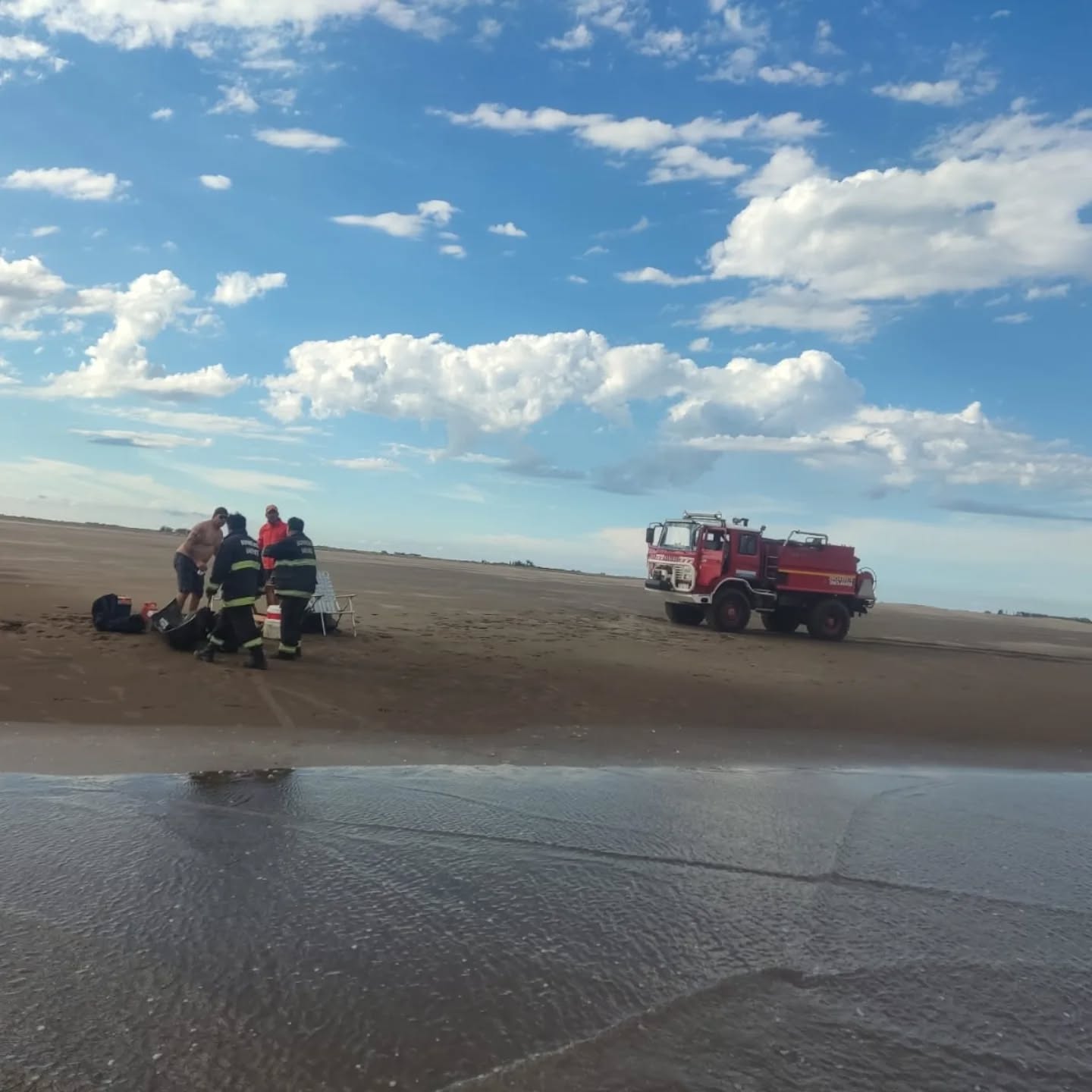El mar “se comió” una camioneta en Marisol