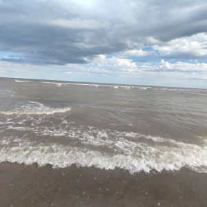El mar “se comió” una camioneta en Marisol