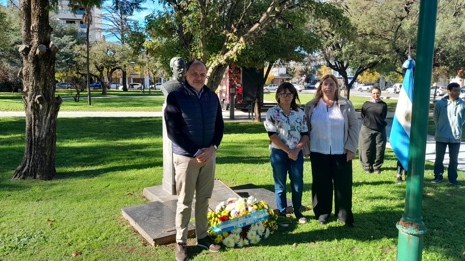 Con la ofrenda a Dardo Rocha comenzaron los actos oficiales por el Aniversario