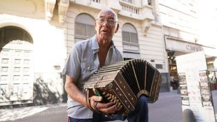 (audio) El bandoneonista que toca en el centro de Rosario y sueña con ayudar a quienes no pueden ver