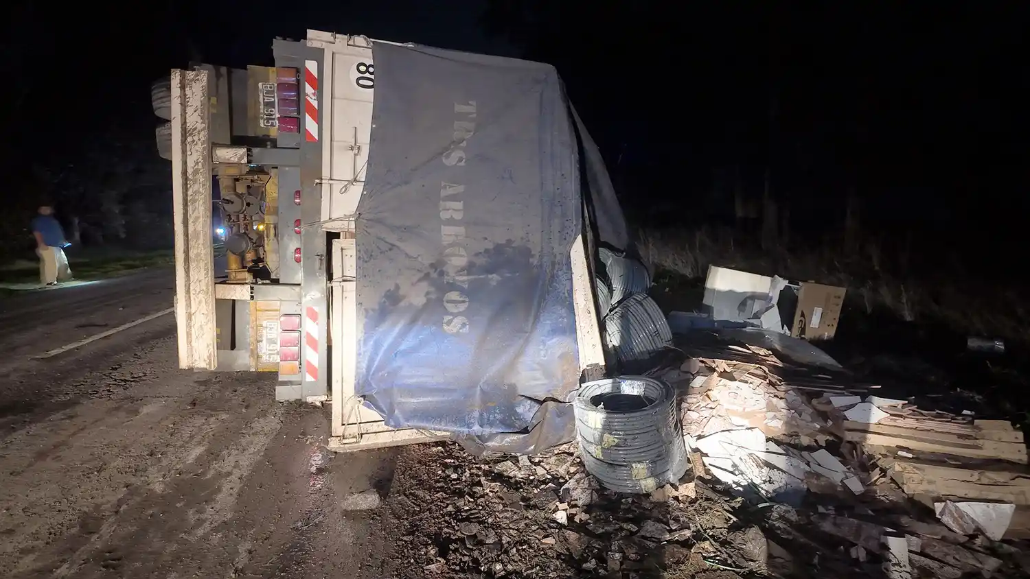 Transportista de nuestra ciudad volcó su acoplado en la Ruta 228. Resultó ileso