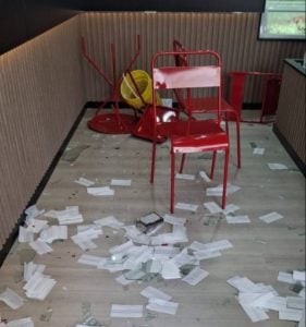 Bahía: Ataque en una heladería. Rompen todo e hieren a un empleado