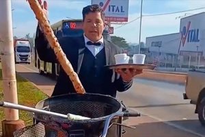 (audio) El “mozo” que se volvió viral: es posadeño, vende café en la ruta 12 vestido de traje