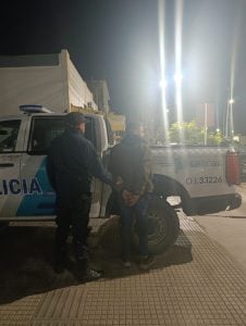 Bahía Blanca: rompió el techo de una casa, cayó sobre un auto y terminó detenido