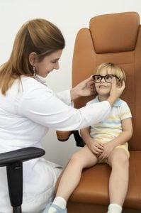 Más allá de los lentes: Protegiendo el futuro visual de tus hijos hoy