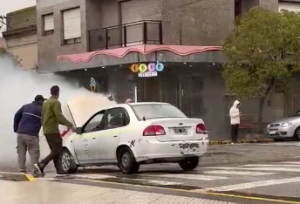 Bomberos sofocaron incendio de automóvil. No hubo lesionados (video)