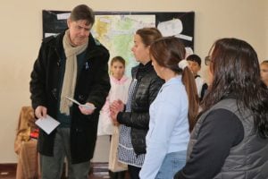 San Cayetano: Gargaglione entregó subsidios y kits escolares