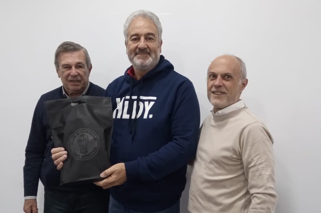 Instituciones entregaron presentes a Olimpo por su 80º Aniversario