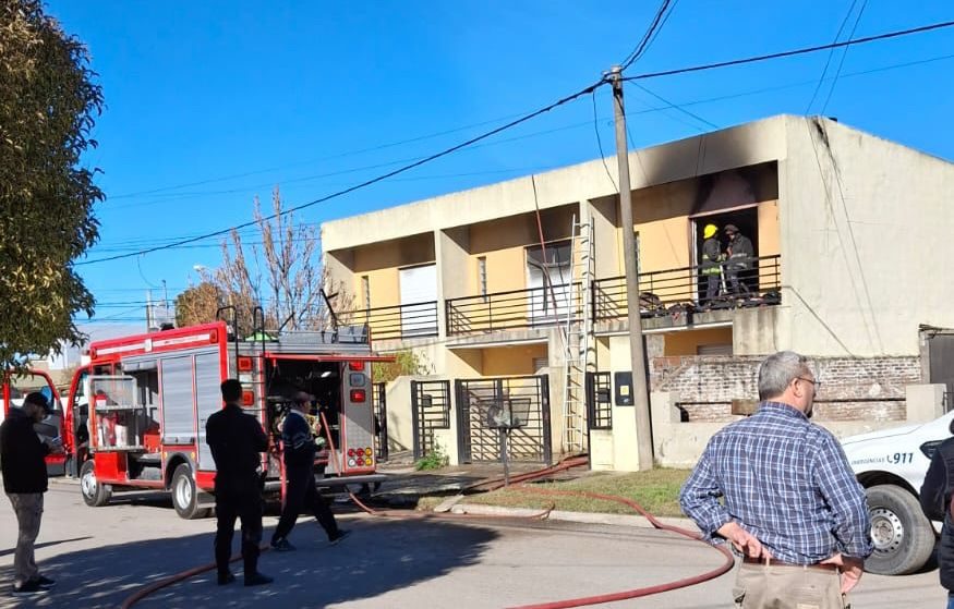 (fotos-videos) Voraz incendio afectó a tres departamentos en calle Alberdi al 820