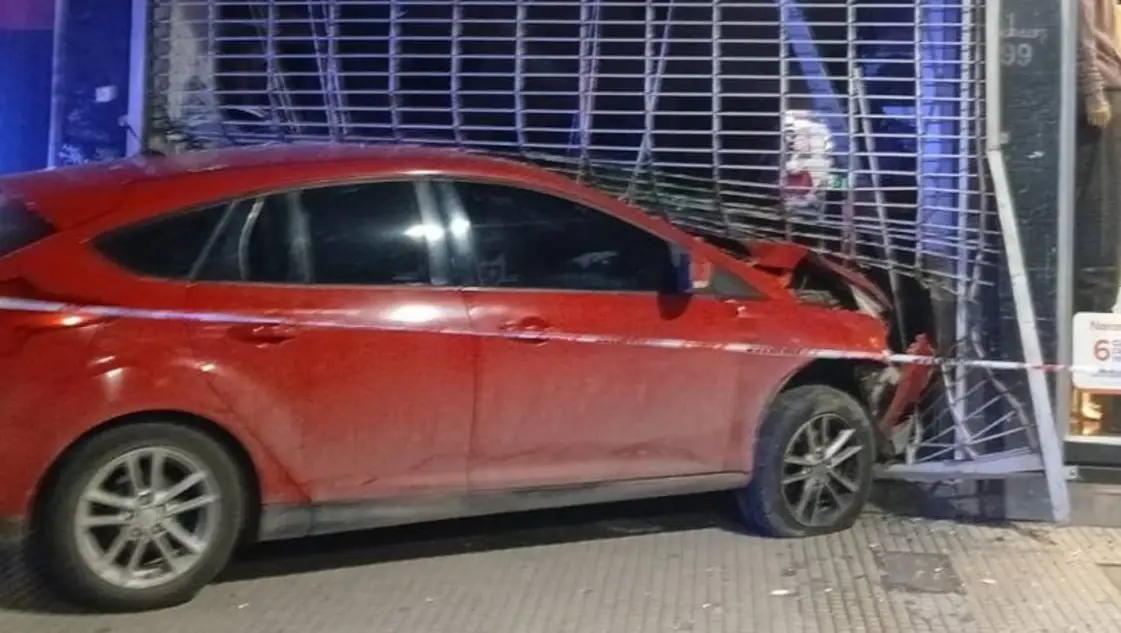 Bahía: intimaron al conductor alcoholizado que colisionó contra un comercio