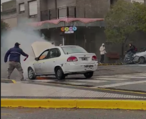 Bomberos sofocaron incendio de automóvil. No hubo lesionados (video)