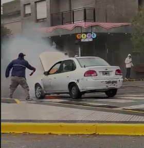 Bomberos sofocaron incendio de automóvil. No hubo lesionados (video)