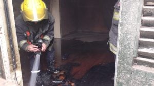 Alertaron vecinos: Dos días seguidos Bomberos sofocaron incendio en edificio abandonado (videos)