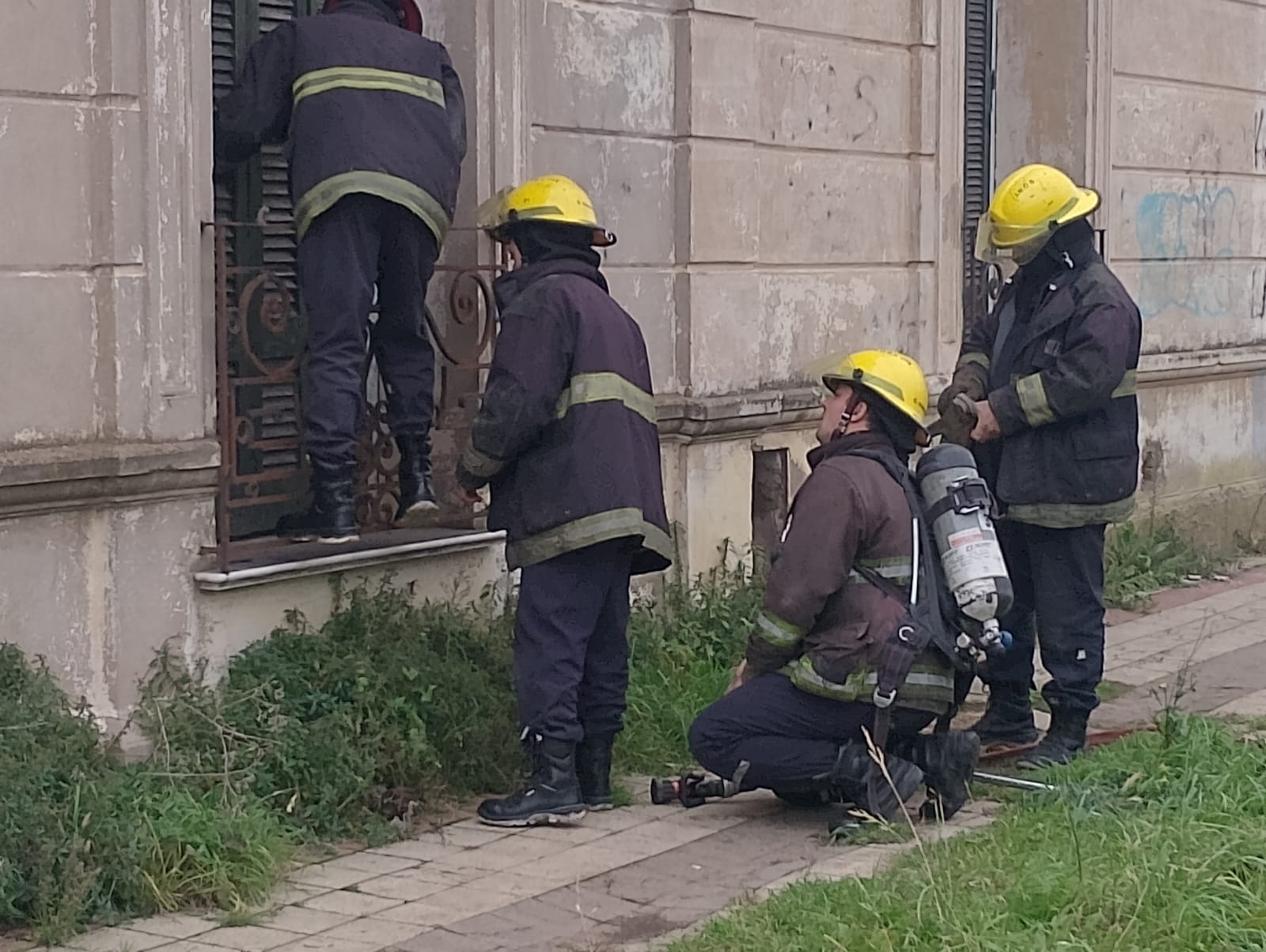 Alertaron vecinos: Dos días seguidos Bomberos sofocaron incendio en edificio abandonado (videos)