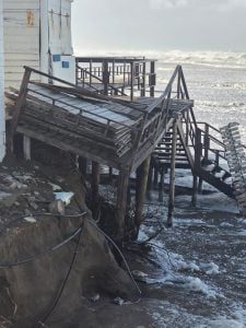 Claromecó: El mar golpea los saltos de piedra y se lleva estructura en Dunamar (audio-videos)
