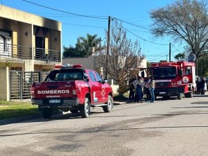 (fotos-videos) Voraz incendio afectó a tres departamentos en calle Alberdi al 820