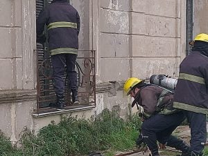 Alertaron vecinos: Dos días seguidos Bomberos sofocaron incendio en edificio abandonado (videos)