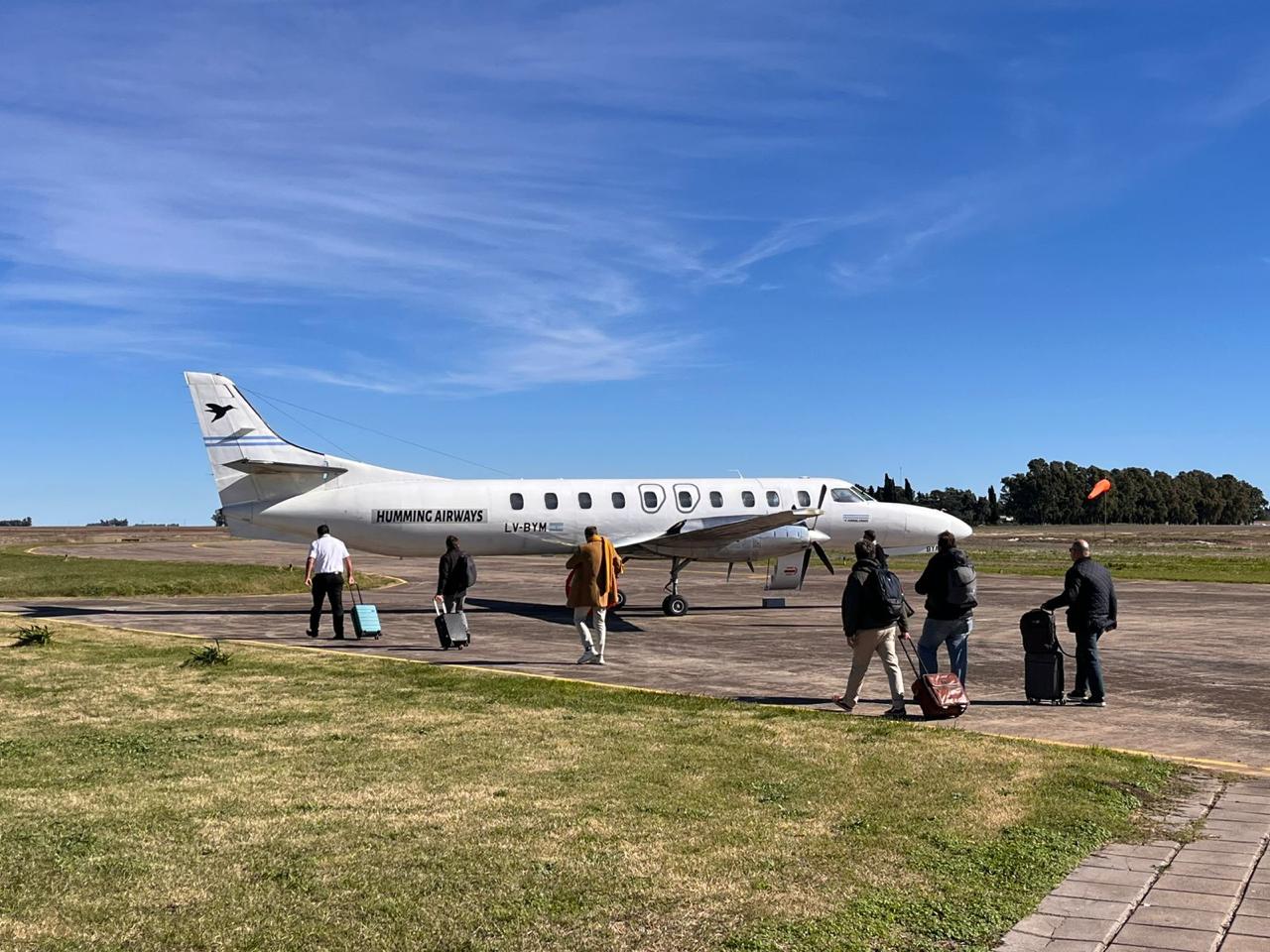 (videos) Llegó el primer vuelo de Humming Airways luego del inaugural