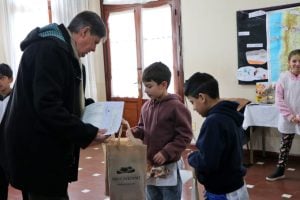 San Cayetano: Gargaglione entregó subsidios y kits escolares