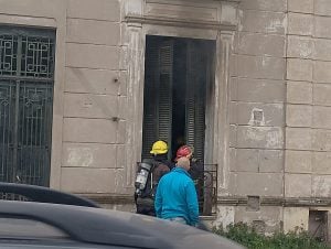 Alertaron vecinos: Dos días seguidos Bomberos sofocaron incendio en edificio abandonado (videos)