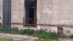 Alertaron vecinos: Dos días seguidos Bomberos sofocaron incendio en edificio abandonado (videos)