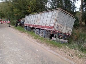 Volcó chasis de un camión en Belgrano al 4500. No hubo lesionados