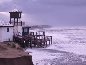 Claromecó: El mar golpea los saltos de piedra y se lleva estructura en Dunamar (audio-videos)
