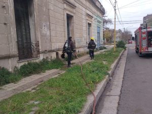 Alertaron vecinos: Dos días seguidos Bomberos sofocaron incendio en edificio abandonado (videos)