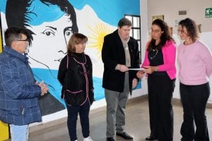 San Cayetano: Gargaglione entregó subsidios y kits escolares
