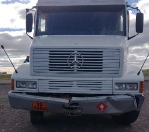 Accidente vial en Ruta Nacional 3. Colisionaron auto y camión