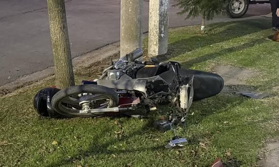 Dorrego: perdió el control de su moto y chocó con un poste