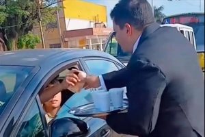 (audio) El “mozo” que se volvió viral: es posadeño, vende café en la ruta 12 vestido de traje