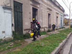 Alertaron vecinos: Dos días seguidos Bomberos sofocaron incendio en edificio abandonado (videos)