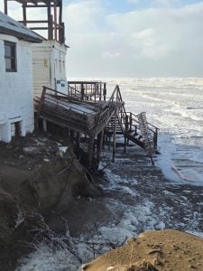 Claromecó: El mar golpea los saltos de piedra y se lleva estructura en Dunamar (audio-videos)