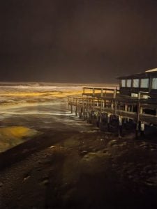 Claromecó: El mar golpea los saltos de piedra y se lleva estructura en Dunamar (audio-videos)