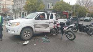 Choque entre camioneta y moto en la esquina de Moreno y Pellegrini