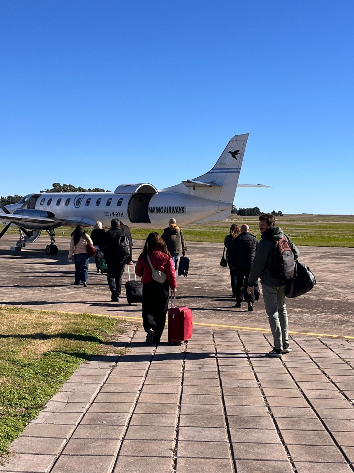 En horario, llegó un nuevo vuelo de Humming Airways
