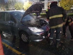 Otro incendio vehicular. Solo daños materiales