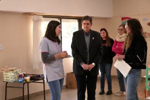 San Cayetano: Gargaglione entregó subsidios y kits escolares