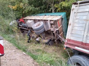 Volcó chasis de un camión en Belgrano al 4500. No hubo lesionados