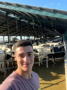 (audio) Con 21 años maneja un tambo robotizado y muestra a diario cómo es producir leche