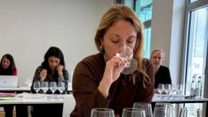 (audio) Analía Videla se recibió de Sommelier de agua en Alemania y es la primera de Latinoamérica