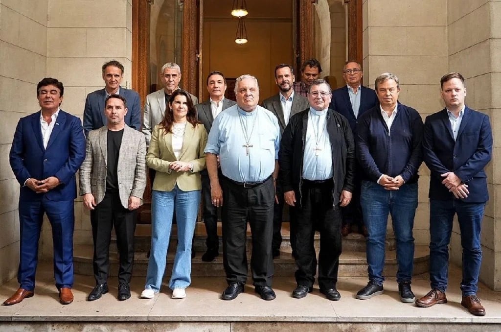 Fuerte malestar del Gobierno con la Iglesia por foto con intendentes del PJ y la CGT